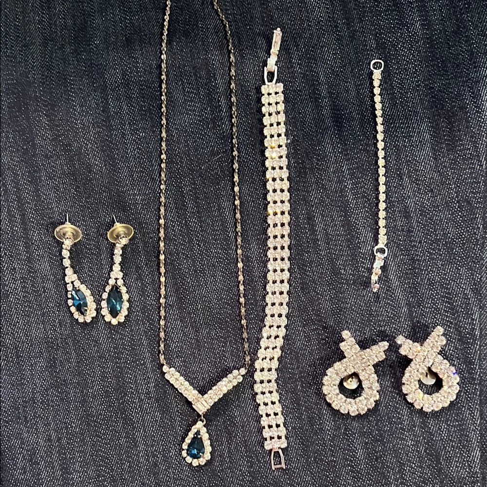 Exquisite Silver and Blue Necklace Set